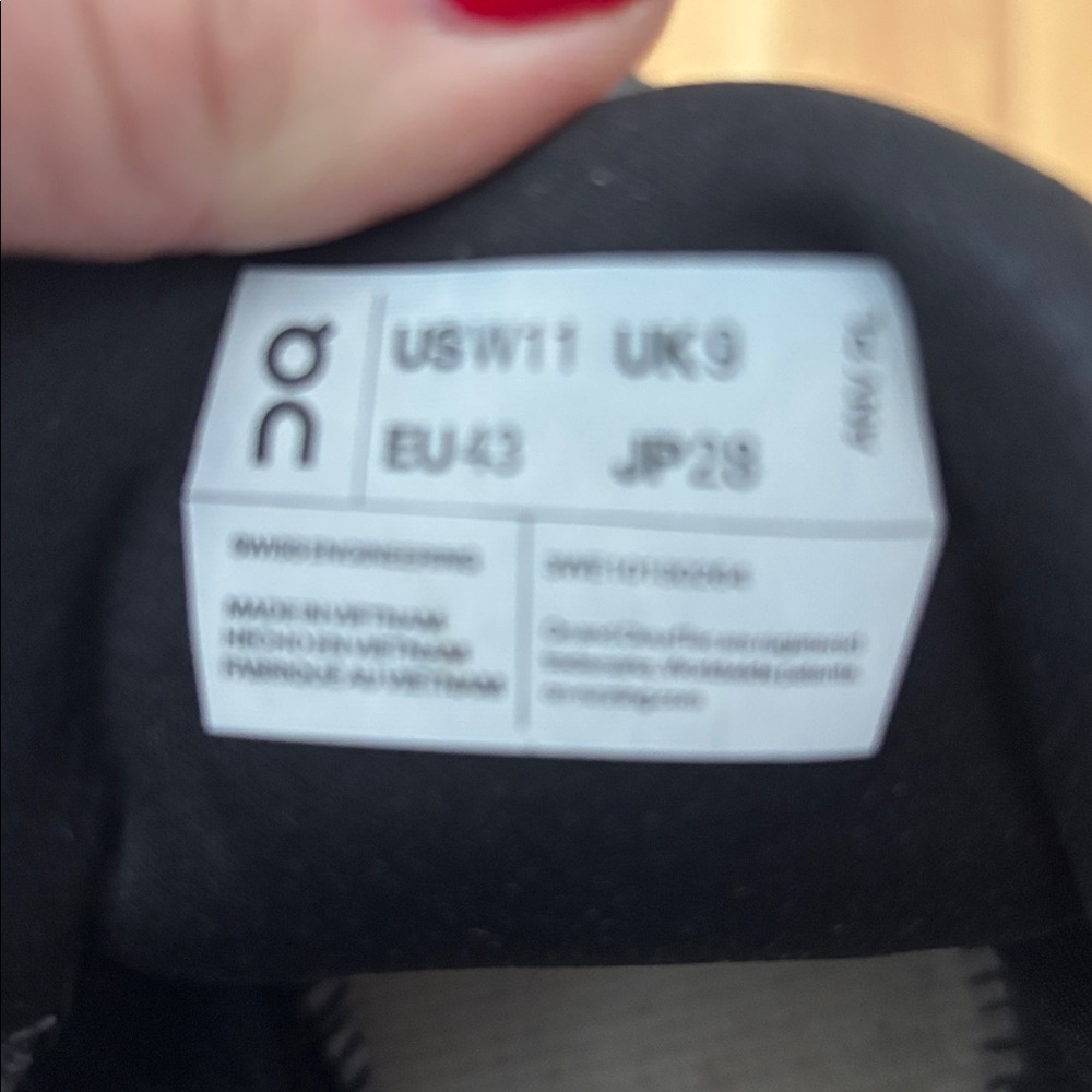 On Running women’s size 11 men’s size 9.5 - Picture 3 of 5